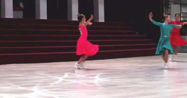 Pembe elbiseli bir kız. Sınıfta tek başına dans ediyor. Spor salonu dans turnuvasında diğer kızlarla dans ediyor.
