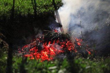 Karanlıkta dışarıda kuru otların ateşi. İnsanların güvenliği için. İnsansız hava araçları ve füzeler sivillere saldırıyor