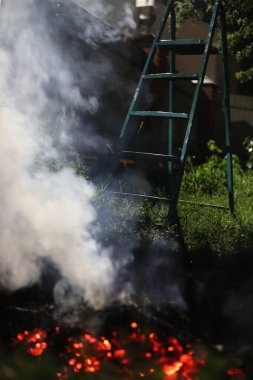 Karanlıkta dışarıda kuru otların ateşi. İnsanların güvenliği için. İnsansız hava araçları ve füzeler sivillere saldırıyor