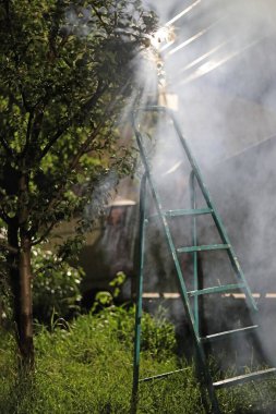 Karanlıkta dışarıda kuru otların ateşi. İnsanların güvenliği için. İnsansız hava araçları ve füzeler sivillere saldırıyor