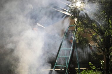 Karanlıkta dışarıda kuru otların ateşi. İnsanların güvenliği için. İnsansız hava araçları ve füzeler sivillere saldırıyor