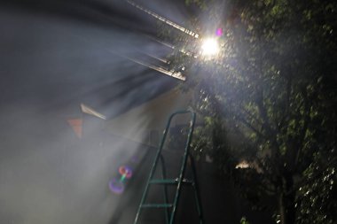 Bahçedeki karanlıkta kuru otların ateşi. İnsanların güvenliği için. İnsansız hava araçları ve füzeler sivillere saldırıyor