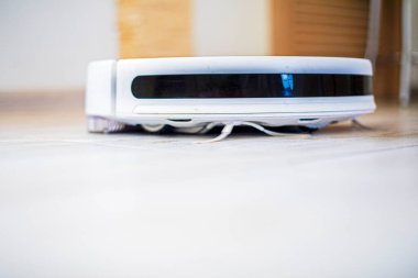 Robot elektrikli süpürge evdeki ısıtılmış yerleri siler ve temizler. Zaman kazanıyorum. Teknolojiler