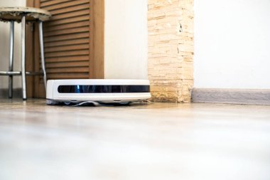 Robot elektrikli süpürge evdeki ısıtılmış yerleri siler ve temizler. Zaman kazanıyorum. Teknolojiler