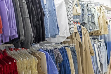 Çocuklar ve kadınlar için şık yarı sezon kıyafetleri. Yılın modası.