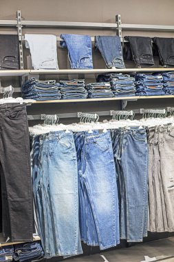 Farklı model ve renklerde şık erkek kotları.