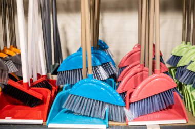 Süpermarketteki temizlik odaları, binalar, ofisler için süpürgesi olan işlevsel bir faraş.