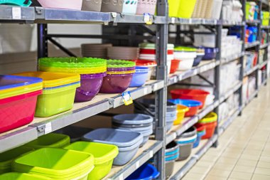Plastik işlevsel çanaklar ev ihtiyaçları için birbiri içine istiflenmiş.