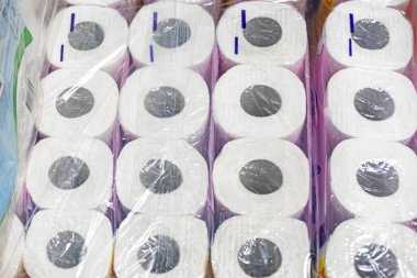 Süpermarkette şeffaf streç filme sarılı organik tuvalet kağıdı ruloları.