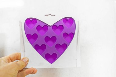 Tatlı yapmak için içinde Paskalya pastası olan silikon bir kalp.