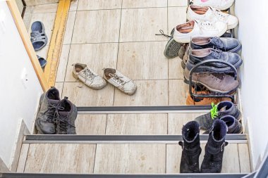 Yürüyüşten sonra ayakkabıları raflara koymak. Ailede öğretim düzeni.