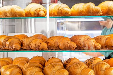 Fırında garnitürsüz sıcak kruvasan.