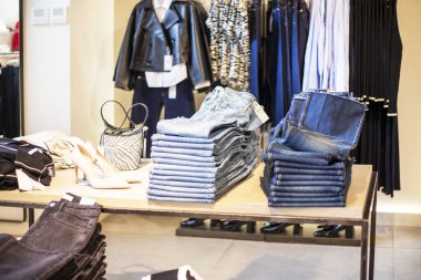 Bir butikte modern gündelik kıyafetler. Moda ve tarz