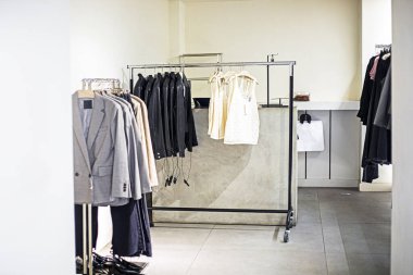 Modern kıyafet ceketleri butikte sıradan. Moda ve tarz