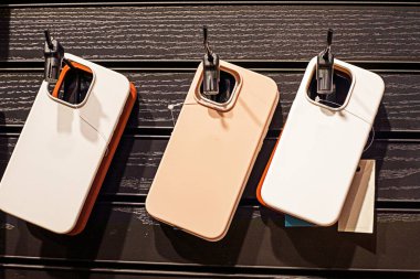 Süpermarketteki telefonlar için seçilmiş silikon koruyucu kutular