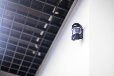 Duvar montajlı güvenlik kamerası şık teknik ofis ve evde. Güvenlik ve güvenilirlik