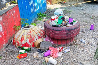 Sokağa saçılmış çöpler. Çevresel koruma. Kültür