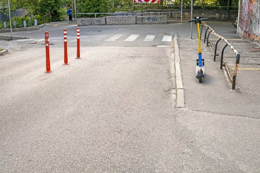 Virajda yolun kenarında elektrikli scooter park ediyor. Taşıma hizmetleri hareketi