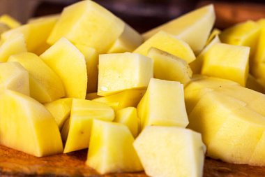 Pişirmek için çiğ patatesi parçalara ayırdım. Folik asit Yararlılık ve zarar