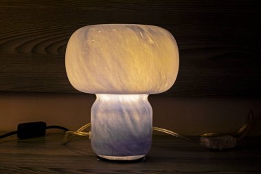 Yayılmış ışığı olan şık mermer masa lambası. Enerji tasarrufu