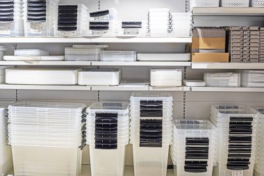 Mağazadaki farklı şekil ve hacimlerden oluşan şeffaf plastik kaplar