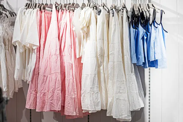 Evin gardırobunda asılı şık kıyafetler.