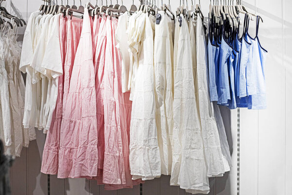 стильная одежда висит в шкафу в доме