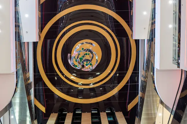 Modern altın kaplama tasarım. Alışveriş merkezinin tavanı.