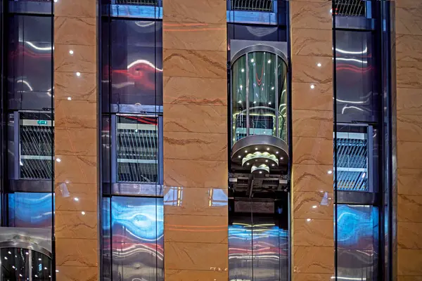 Alışveriş merkezinde yarı dairesel asansörler var.