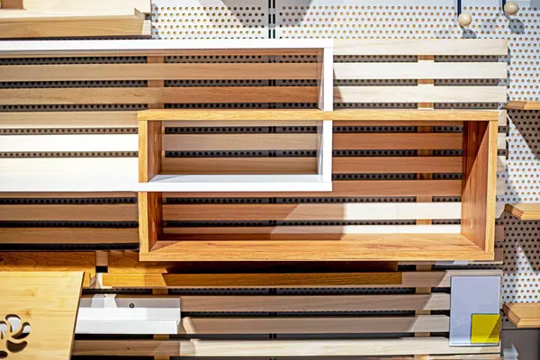 Farklı renklerde şık ahşap duvar rafları