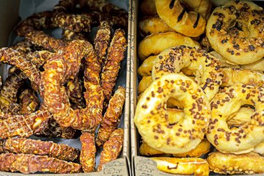 Donut şeklinde karışık et ve köpek yavruları ve yetişkin köpekler için kalp. Hayvan bakımı