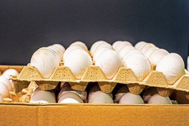 Süpermarketteki karton bir kutuda tavuk beyazı yumurtalar. Ekonomik kriz