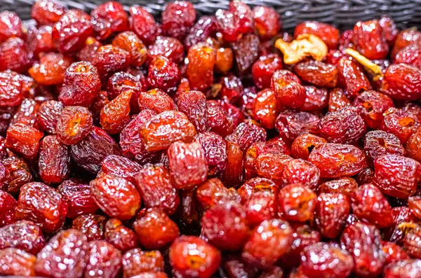 Süpermarkette kurutulmuş sulu hurma. kadın sağlığı