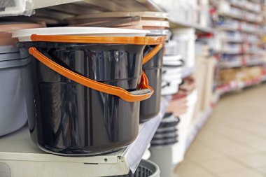 Çiçekler için plastik kaplar ve süpermarkette ev temizliği