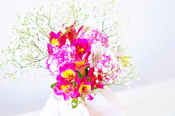 Hafif arka planda kurumuş çiçekleri olan bir buket Peru çizgisi.