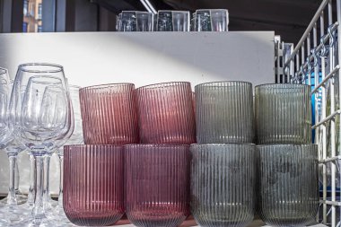 Süpermarkette alkollü ve alkolsüz içecekler için cam şeffaf bardaklar.