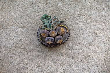 Dökümlü arka planda pancar heykelini yonttum. İç elementler