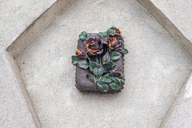 Çiçeklerin heykel kompozisyonu gül desenli arka plan. İç Elementler