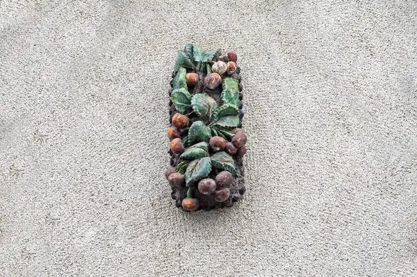 Arka planda dal olan kirazların heykel kompozisyonu. İç elementler