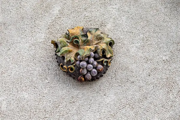 Arka plandaki üzümlerden oluşan heykel kompozisyonu. İç Elementler