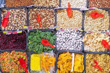 çeşitli fındıklar ve kurutulmuş tropikal meyveler konteynerlerde bir süpermarkette yukarıdan bakıldığında
