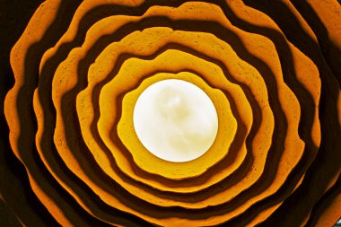 Geri dönüştürülmüş malzemeden yapılmış çok katmanlı bir lamba.