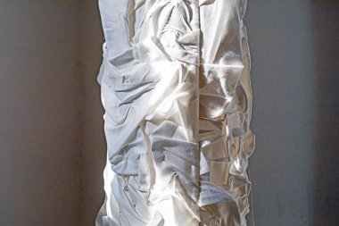 Buruşmuş geri dönüşümlü kağıdın doğal arka planı. İç kısımda ikinci kez.