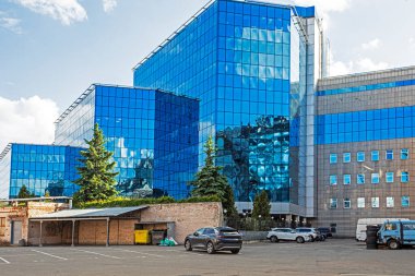 Büyük şehirlerdeki modern şeffaf cam sanayi binaları