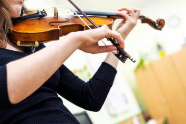 Kemancı kız müzik dersinde notalardan bir şeyler öğreniyor. Müzikal gelişme