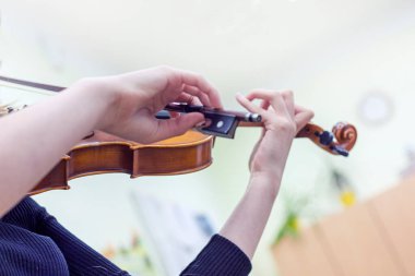 Kemancı kız müzik dersinde notalardan bir şeyler öğreniyor. Müzikal gelişme