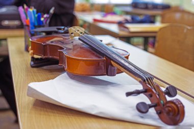 Müzik sınıfında keman ustası ve briç kapağı.