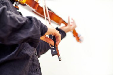 Genç kemancı kız bir öğretmenle müzik dersinde notalardan bir şeyler öğreniyor. Müzikal gelişme