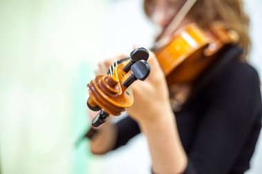 Genç kemancı kız müzik dersinde notalardan bir şeyler öğreniyor. Müzikal gelişme