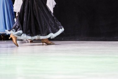 Turnuvada standart program için kıdemsiz dans kıyafeti giyen kız.